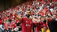 Momen haru menyelimuti perpisahan Mohamed Salah dengan Liverpool din Anfield, Liverpool, Inggris pada Minggu (24/05/2026) waktu setempat. (AFP/Paul Ellis)