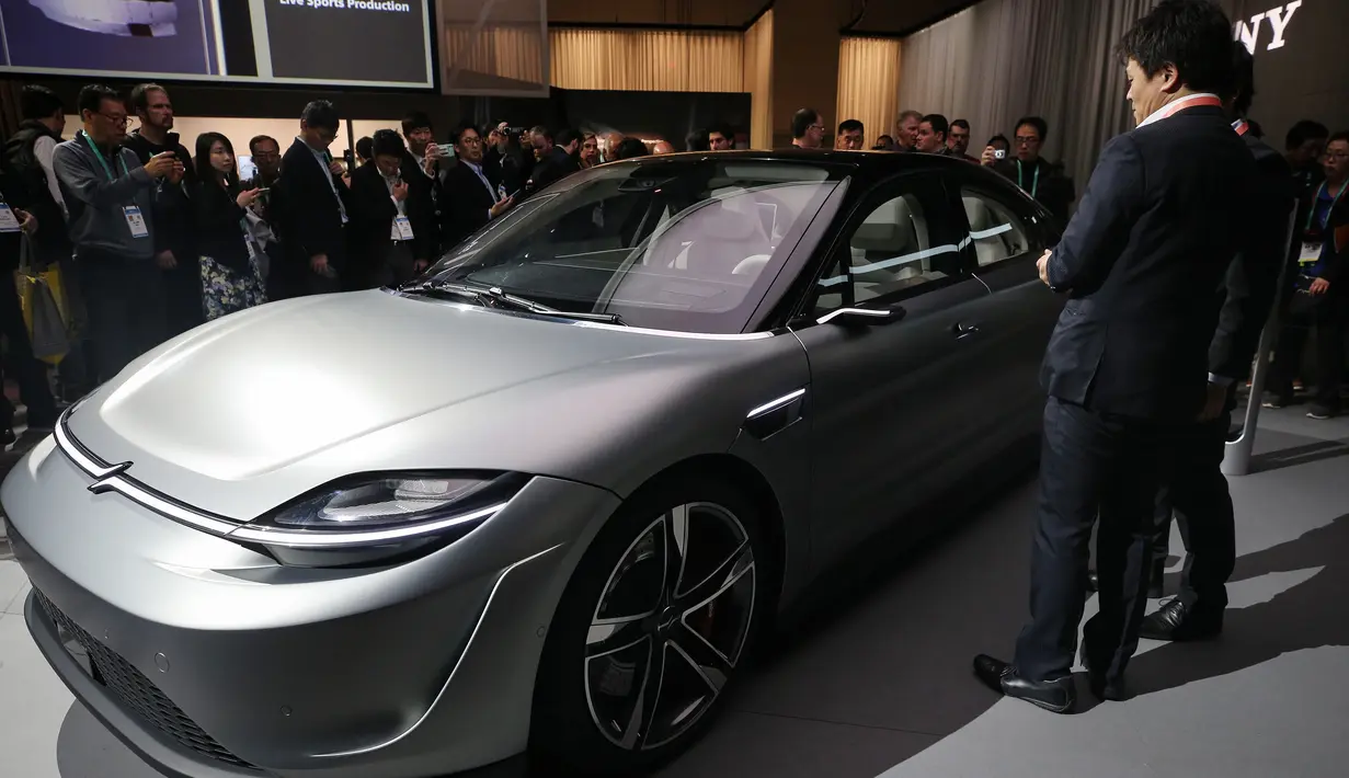 Pengunjung melihat mobil konsep listrik Sony Vision-S pada ajang CES 2020 di Las Vegas, Nevada, Rabu (8/1/2020). Selayaknya mobil listrik, mobil ini dibekali dua motor listrik yang mampu mengeluarkan tenaga sebesar 200 kW. (Robyn Beck/AFP)