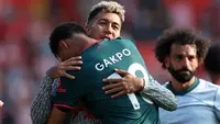 Telah memutuskan tak memperpanjang kontrak bersama Liverpool yang telah dibelanya selama 8 musim, Roberto Firmino menjalani laga terakhirnya bersama Liverpool di pekan terakhir Liga Inggris 2022/2023 saat bertandang ke markas tim yang telah dipastikan terdegradasi, Southampton, Minggu (28/5/2023) malam WIB. Tampil sebagai starter selama 57 menit, Firmino sukses mencetak satu gol yang menjadi gol ke-111 dari total 362 laga di semua ajang. Seusai laga yang berakhir 4-4 tersebut, Roberto Firmino mendapat penghormatan dari pelatih, rekan setim maupun para fans setia The Reds. (AFP/Adrian Dennis)