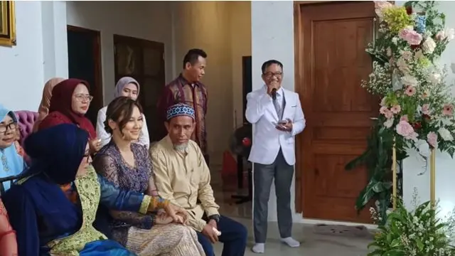 Indah Permatasari dan Nursyah sang ibu duduk bersebelahan ketika lamaran Sinta Mutiara