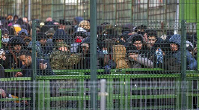 Pengungsi dari Ukraina berbaris untuk masuk ke Polandia melalui penyeberangan perbatasan di Medyka, Polandia timur, 28 Februari 2022. Lebih dari setengah juta orang telah meninggalkan Ukraina sejak invasi Rusia dengan lebih dari setengahnya melarikan diri ke Polandia. (Wojtek RADWANSKI/AFP)