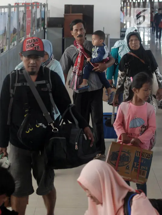 Penumpang kereta api Sawunggalih Utama tiba di Stasiun Pasar Senen, Jakarta, Minggu (6/1/2019). Memasuki akhir libur sekolah, PT KAI juga menambah sebanyak 7 rangkaian kereta untuk mengatasi lonjakan penumpang. (Merdeka.com/Iqbal S. Nugroho)