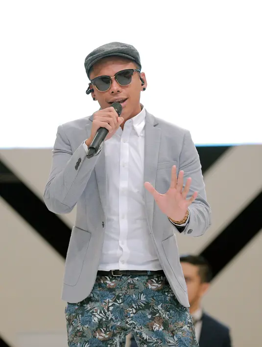 Penyanyi 28 tahun ini beralasan mengenai huruf dan simbol dalam tubuhnya. Sampai kapanpun huruf akan tetap sama. (Adrian Putra/Bintang.com)