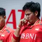 Pebulutangkis Indonesia, Daniel Marthin (kanan) mencium medali emasnya di samping Leo Carnando setelah berhasil menjurai Indonesia Masters 2024 setelah mengalahkan pasangan Denmark, Kim Asturp/Anders Skaarup Rasmussen di Istora Senayan, Jakarta, Minggu (28/01/2024). (Bola.com/Bagaskara Lazuardi)