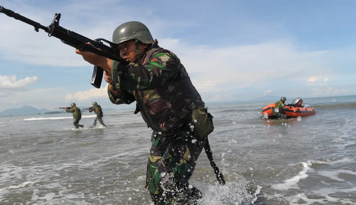 Anggota Pasukan Komando TNI beraksi dengan senjata saat latihan anti-teror di Pantai Kajhu, Banda Aceh, (22/11). (AFP PHOTO/Chaideer Mahyuddin)