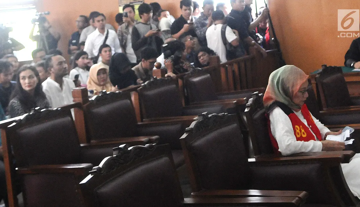 Ratna Sarumpaet duduk di kursi terdakwa Pengadilan Negeri (PN) Jakarta Selatan, Kamis (29/2). Ratna menjalani sidang dakwaan perdana atas kasus penyebaran berita hoaks yang menyebutkan wajah lebam. (Liputan6.com/Herman Zakharia) 