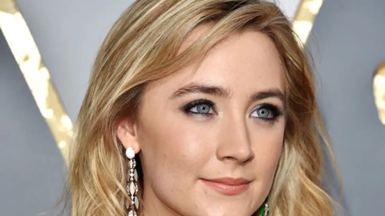 Gaun Hijau Si Cantik Saoirse Ronan untuk 2 Ajang Oscar