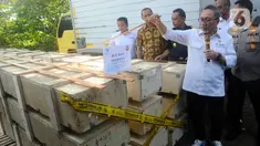 Menteri Perdagangan RI Zulkifli Hasan memeriksa tembaga yang diimpor secara ilegal saat kegiatan  Pemusnahan Barang Tindak Lanjut hasil Pengawasan Post Border di kawasan Keroncong, Kota Tangerang, Banten, Jumat (9/6/2023). (merdeka.com/Arie Basuki)