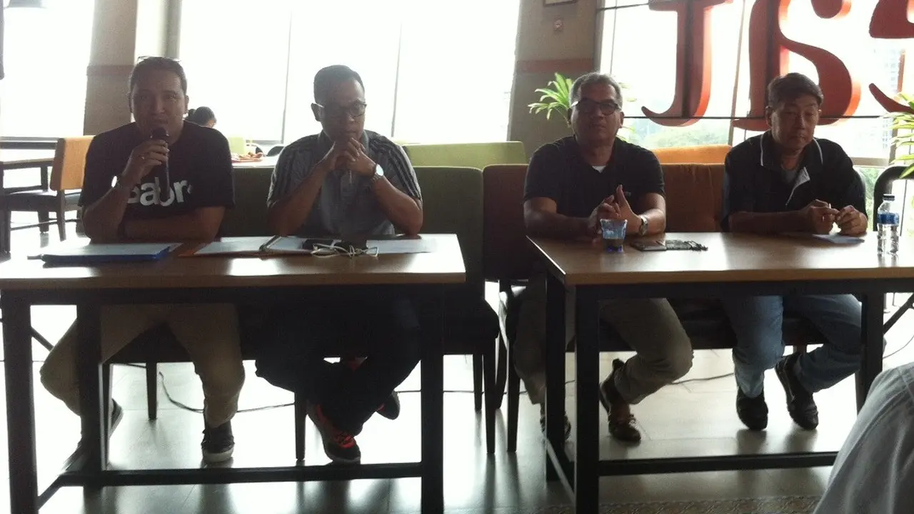 Kepala Bidang Pembinaan dan Prestasi Softball PERBASASI Billy Asmoro (kiri) memberi keterangan kepada media di Jakarta, Sabtu (18/3/2017). 