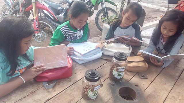 Beberapa siswa SD calon barista cilik tengah fokus menghafal alat-alat penyeduhan kopi secara utuh di kopi Sunda Hejo Garut