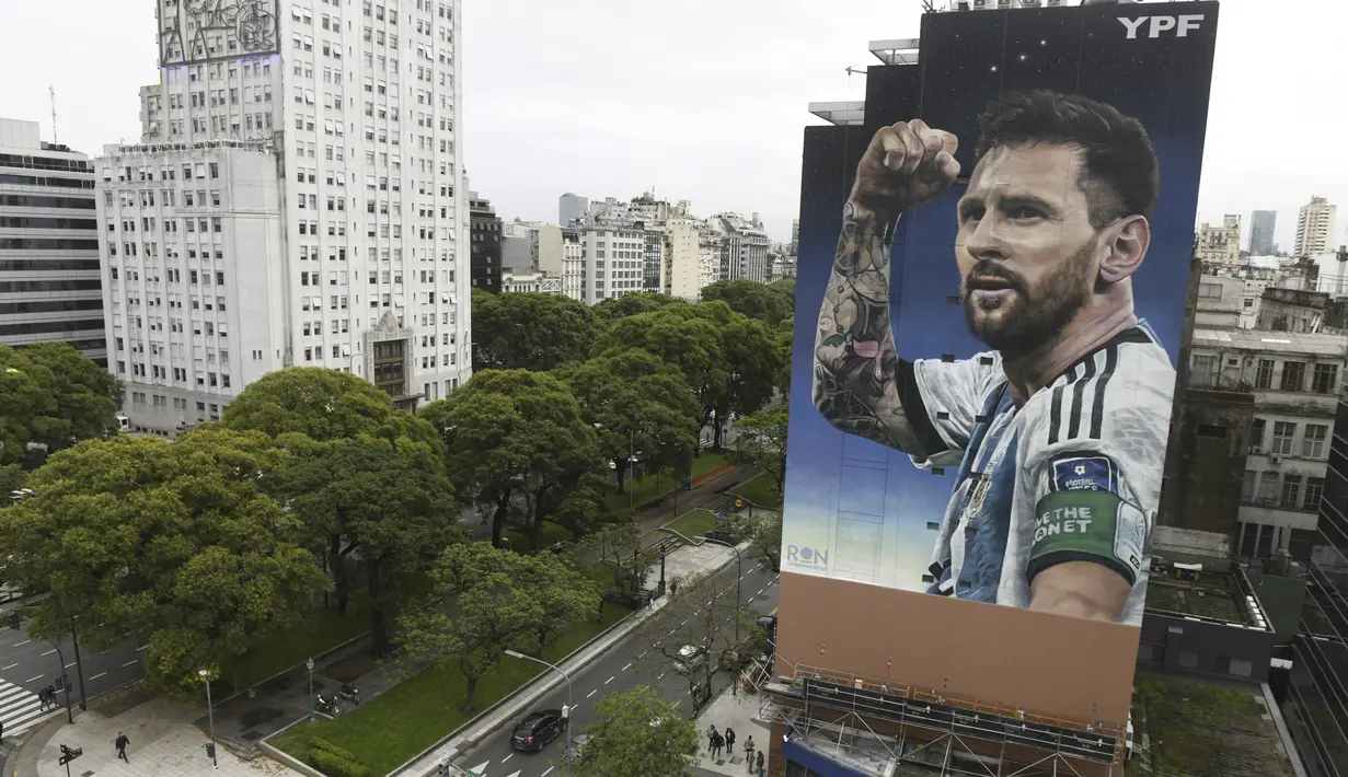 Mural baru pemain sepak bola Lionel Messi terpampang di pusat kota Buenos Aires, satu tahun setelah timnas Argentina menjuarai turnamen Piala Dunia, Senin (18/12/2023). (AP Photo/Gustavo Garello)