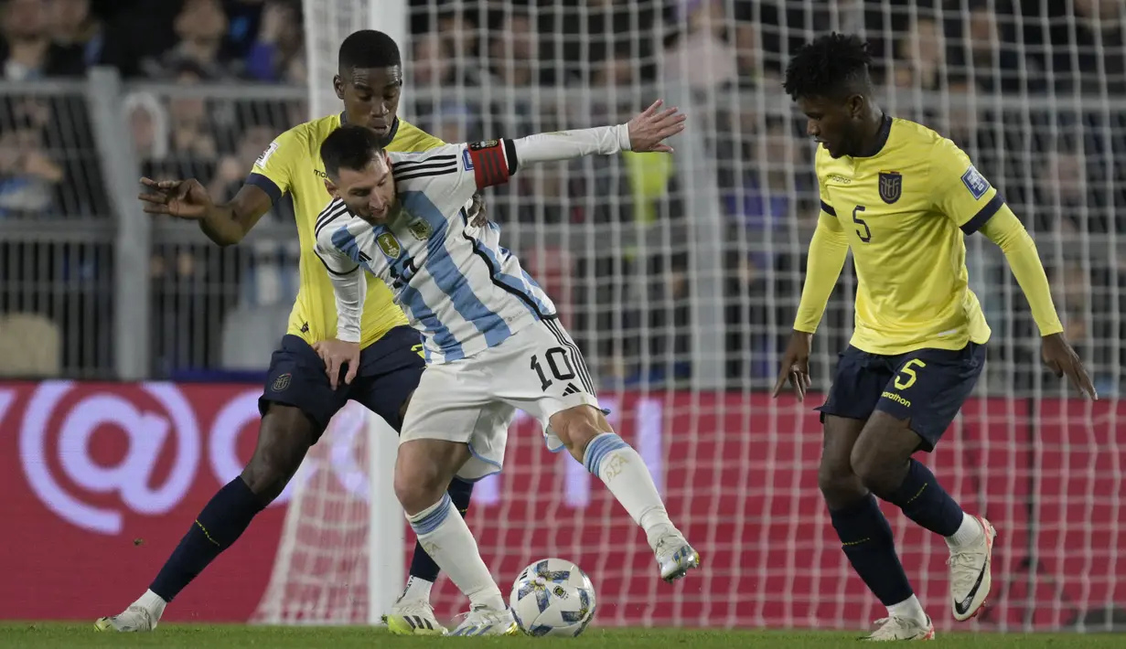 Pemain Timnas Argentina, Lionel Messi (tengah), berusaha mengontrol bola dibayangi dua pemain Ekuador dalam pertandingan Kualifikasi Piala Dunia 2026 zona CONMEBOL yang berlangsung di Mas Monumental stadium, Buenos Aires, Jumat (8/9/2023) pagi WIB. 104 gol Lionel Messi untuk Argentina dicetak pada laga kompetitif, termasuk laga FIFA Matchday dan turnamen di bawah naungan FIFA. (AFP/Juan Mabromata)