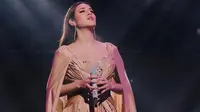 Pelantun lagu Mantan Terindah ini juga tampil memesona dengan balutan busana yang anggun. Penampilan menawan dari Raisa kian disempurnakan dengan aksi panggung penuh penghayatan. Tak ayal penonton ikut merasakan pesan dari lagu yang dibawakan Raisa. (Liputan6.com/IG/@raisa6690)