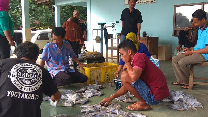 Pengunjung Pantai Ngrenehan dapat menikmati ikan siap saji dengan meminta pemilik warung untuk mengolahnya. (Liputan6.com/Achmad Sudarno)