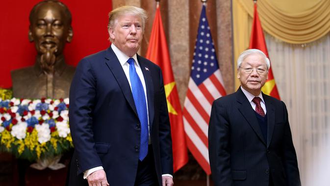 Presiden AS, Donald Trump saat bertemu dengan Presiden Vietnam Nguyen Phu Trong di Istana Kepresidenan, Hanoi (27/2). Pertemuan Trump dan Kim akan menjadi yang kedua setelah pembicaraan bersejarah di Singapura, Juni tahun lalu. (AFP Photo/Luong Thai Linh)