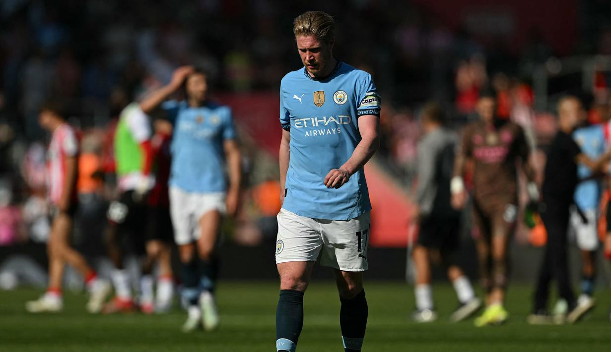 Pemain Manchester City, Kevin De Bruyne berjalan meninggalkan lapangan setelah timnya ditahan imbang 0-0 oleh Southampton dalam laga lanjutan Liga Inggris 2024/2025 di St Mary's Stadium, Southampton, Inggris, Sabtu (10/05/2025) waktu setempat. (AFP/Glyn Kirk)