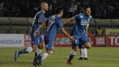 Bek Persib, Vladimir Vujovic, merayakan gol yang dicetaknya ke gawang PSM pada laga Piala Presiden 2017 di Stadion Si Jalak Harupat, Jawa Barat, Senin (6/2/2017). Persib menang 1-0 atas PSM. (Bola.com/Peksi Cahyo) 