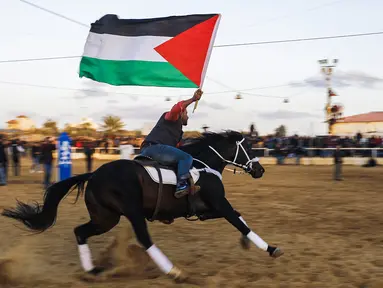 Aksi pria Palestina saat menunggangi kudanya selama mengikuti Arabian Horse Show di Kota Gaza, Palestina (3/3). Ajang yang digelar di Gaza ini sebagai unjuk kebolehan warga Gaza yang ahli mengendalikan dan menjinakkan kuda. (AFP Photo / Mohammed Abed)