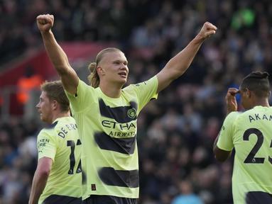 Pemain Manchester City Erling Haaland merayakan setelah mencetak gol ke gawang Southampton pada pertandingan sepak bola Liga Inggris di St Mary's Stadium, Southampton, Inggris, Sabtu (8/4/2023). (AP Photo/Frank Augstein)