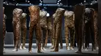 'Caminando' - sekelompok patung perunggu - yang menjadi pusat perhatian dalam pameran Magdalena Abakanowicz terlihat di rumah lelang Desa Unicum di Warsawa, Polandia, pada tanggal 21 November 2023. (Wojtek Radwanski / AFP)