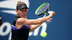 Petenis Rumania, Simona Halep melakukan pukulan ke arah Nicole Gibbs dari Amerika Serikat pada babak pertama AS Terbuka 2019 di USTA Billie Jean King National Tennis Center, Selasa (27/8/2019). Juara Wimbledon itu meraih kemenangan 6-3 3-6 6-2 atas Nicole Gibbs. (Clive Brunskill/Getty Images/AFP)