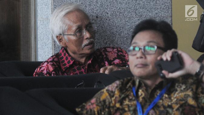 Direktur Keuangan PLN, Sarwono Sudarto berada di ruang tunggu Gedung KPK sebelum menjalani pemeriksaan di Jakarta, Selasa (30/4/2019). Sarwono Sudarto diperiksa sebagai saksi dalam kasus suap dugaan pembangunan PLTU Riau-1 yang menyeret Dirut nonaktif PT PLN Sofyan Basir. (merdeka.com/Dwi Narwoko)