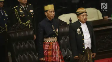 Presiden Joko Widodo (Jokowi) dan Wakil Presiden Jusuf Kalla pada Sidang Tahunan MPR di kompleks Parlemen, Senayan, Jakarta, Rabu (16/8). Sidang tersebut beragendakan mendengar pidato Presiden Joko Widodo selaku Kepala Negara. (Liputan6.com/Johan Tallo)