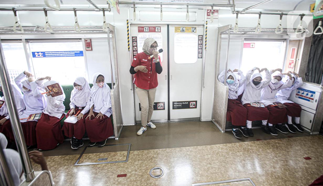 Sejumlah siswa sekolah dasar (SD) naik kereta saat mengikuti perayaan Hari Anak Nasional yang digelar KAI Commuter di Stasiun Jakarta Kota, Jakarta, Jumat (22/7/2022). Kegiatan tersebut sekaligus bertujuan untuk mengenalkan moda transportasi kereta kepada siswa sejak dini. (Liputan6.com/Faizal Fanani)