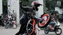 Seorang freestyler motor menunjukkan keahliannya saat meramaikan waktu menjelang berbuka puasa atau ngabuburit di Banjir Kanal Timur (BKT), Jakarta, Minggu (12/5/2019). Aksi para freestyler menari di atas kuda besi menjadi tontonan warga yang sedang ngabuburit di BKT. (merdeka.com/Iqbal Nugroho)