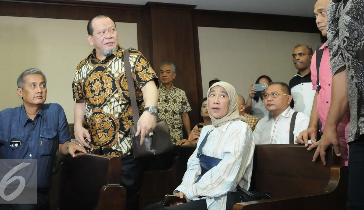 La Nyalla Mattalitti sebelum menjalani sidang di Pengadilan Tipikor, Jakarta Pusat, selasa (27/12). Selain itu, Jaksa juga menuntut La Nyalla membayar uang pengganti Rp 1,1 miliar. (Liputan6.com/Helmi Affandi)