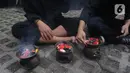 Aksi teatrikal aktivis dari Indonesia Corruption Watch (ICW) untuk menolak kehadiran pimpinan KPK bermasalah di depan Gedung Merah Putih KPK, Jakarta, Jumat (20/12/2019). Aksi penolakan digambarkan dengan keberadaan dua dukun yang tengah mengusir roh jahat. (merdeka.com/Dwi Narwoko)