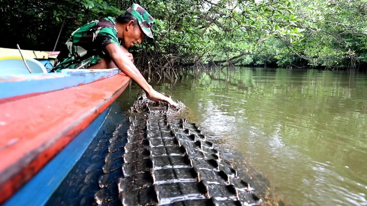 Ambo dan Buaya Riska (Foto: Mirah Hayati)