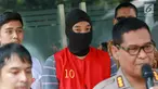 Tersangka kasus skimming ATM Ramyadjie Priambodo saat akan dilimpahkan ke kejaksaan di Polda Metro Jaya, Jakarta, Kamis (25/4). Pelimpahan tahap dua dilakukan usai kejaksaan menetapkan berkas perkara Ramyadjie lengkap (P-21) secara materiil dan formil pada 18 April 2019. (Liputan6.com/Immanuel Anton