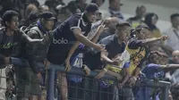 Sejumlah bobotoh melakukan aksi protes kepada pemain PSM Makassar saat laga lanjutan Liga 1 di Stadion GBLA, Bandung, Rabu, (5/7/2017). (Bola.com/M Iqbal Ichsan)