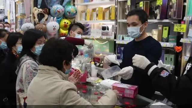 Virus Corona Semakin Merebak, Ini 7 Potret Masyarakat Antre Masker dan Sembako