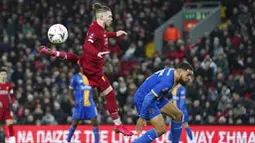 Pemain Liverpool, Harvey Elliott, berebut bola dengan pemain Shrewsbury Town, Scott Golbourne, pada laga Piala FA di Stadion Anfield pada Rabu (5/2/2020). Pasukan muda Liverpool menang tipis 1-0 atas Shrewsbury Town. (AP/Jon Super)