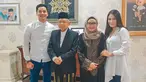 Suasana akrab terlihat jelas di dalam hubungan kakek dan cucu ini. Adly FaIruz diketahui merupakan cucu dari Ma'ruf Amin dari garis keturunan sang Ibu. (Liputan6.com/IG/@adlyfayruz)
