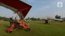 Anggota Federasi Aero Sport Indonesia (FASI) bersiap menerbangkan pesawat Microlight Trike yang membawa spanduk ucapan "Terima kasih tim medis" di kawasan RS darurat penanganan Covid-19 Wisma Atlet Kemayoran, Jakarta, Sabtu (20/6/2020). (merdeka.com/Iqbal S Nugroho)