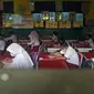 Sejumlah murid SDN Kota Baru mengikuti ujian penilaian akhir sekolah di SDN Kota Baru 3 Bekasi, Jawa Barat, Senin (8/6/2021). Ujian yang dilaksanakan secara tatap muka tersebut diikuti kelas 4 dan 5. (Liputan6.com/Herman Zakharia)