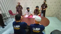 Penyerahan tersangka dan barang bukti tersangka korupsi RSUD Bangkinang dari penyidik ke jaksa penuntut umum di Kejati Riau. (Liputan6.com/M Syukur)