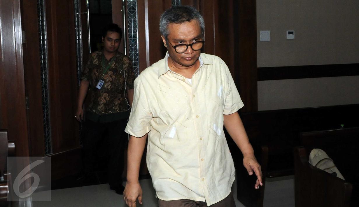 Terdakwa kasus dugaan korupsi pengadaan UPS, Alex Usman tiba di Pengadilan Tipikor, Jakarta, Kamis (3/3/2016). JPU menuntut hukuman 7 tahun dengan denda Rp 500 juta subsider 6 bulan kurungan. (Liputan6.com/Helmi Afandi)