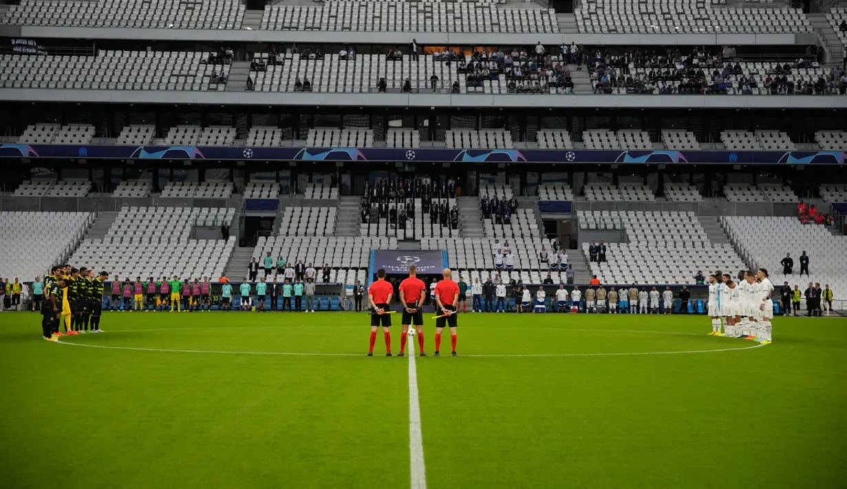 Para pemain mengheningkan cipta selama satu menit untuk mengenang para korban tragedi Kanjuruhan jelang pertandingan sepak bola Grup D Liga Champions antara Marseille dan Sporting di Stadion Velodrome, Marseille, Prancis, 4 Oktober 2022. (AP Photo/Daniel Cole)