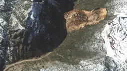 Gambar satelit menunjukkan tanah longsor besar yang memblokir jalan setelah gempa bumi di Islahiye, Turki, Senin, 13 Februari 2023. Sepasang gempa bumi pada 6 Februari meruntuhkan ribuan bangunan di Turki tenggara dan Suriah utara. Ada kerusakan signifikan pada infrastruktur kritis di seluruh wilayah. (Satellite image ©2023 Maxar Technologies via AP)