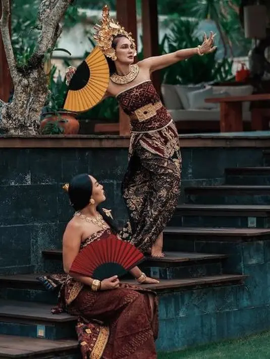 Terlebih ketika dirinya yang membawa kipas berlenggok selayaknya seorang penari Bali. Luna laksana seorang putri keraton. (Instagram/lunamaya)