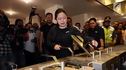Menko PMK, Puan Maharani bersama Ketua INASGOC Erick Thohir meninjau fasilitas alat masak di Wisma Atlet Asian Games 2018, Jakarta, Minggu (4/2). Kunjungan tersebut untuk memastikan kesiapan fasilitas wisma atlet. (Liputan6.com/Helmi Fithriansyah)