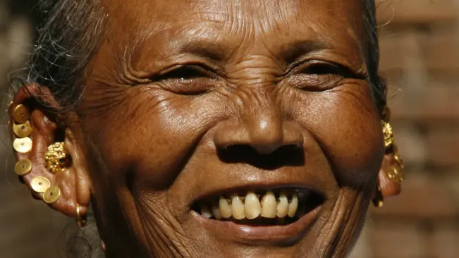 Senyuman tulus seorang wanita Nepal. (Sumber Wikimedia Commons)