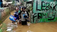 Warga menerjang banjir di RT 05/08, Pejaten Timur, Jakarta Selatan, Senin (10/10/2022) Puluhan RT di DKI Jakarta tergenang banjir akibat luapan Sungai Ciliwung yang terjadi pada dini hari tadi. (merdeka.com/Arie Basuki)