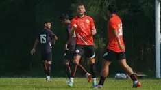 Dalam laga uji coba internal ini, Angelo Alessio ingin melihat bagaimana perkembangan pemain menerapkan strategi seperti yang dia inginkan. (Foto: Dok. Persija)