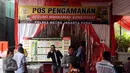 Sebuah Pos Pengamanan didirikan disamping gedung Mahkamah Konstitusi, Jakarta, Senin (18/1/2016). Mahkamah Konstitusi membacakan 40 putusan perselisihan hasil Pilkada 2015 secara marathon pada Senin (18/1/2016). (Liputan6.com/Helmi Fithriansyah)