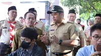 Wali Kota Tangerang Arief R. Wismansyah saat meninjau kegiatan penyaluran Bantuan Sosial Tunai (BST) di Kota Tangerang. (Liputan6.com/Pramita Tristiawati)